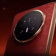 Складной смартфон HONOR Magic V6 крупным планом