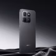 Смартфон Honor Play 11 Plus на черной ткани