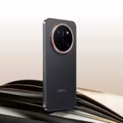 Смартфон Honor с крупной круглой камерой