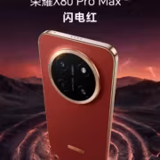 Красный смартфон Honor X80 Pro Max с чёрным круговым блоком камер