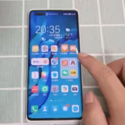 Смартфон с выставленным экраном и иконками HarmonyOS 6 Huawei