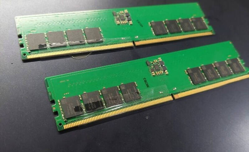 Две оперативные памяти DDR5 HUDIMM MSI