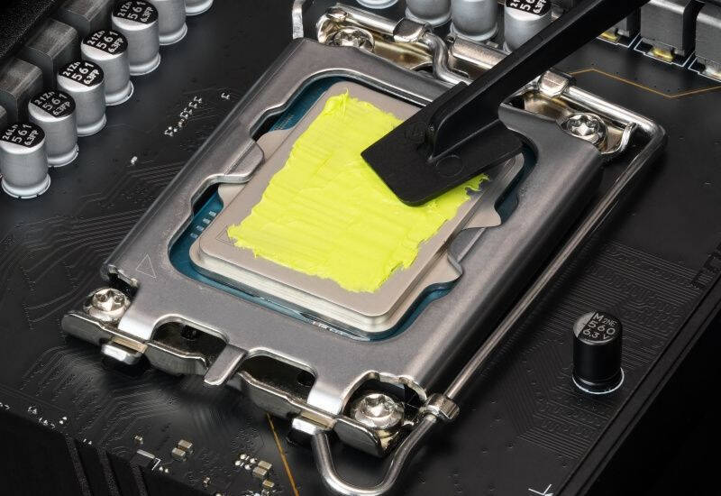 Процесс нанесения термопасты Thermal Grizzly Hydronaut Pro на процессор