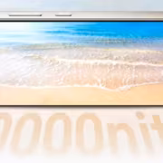 Экран смартфона Honor X80 Pro Max показывает пляж и море