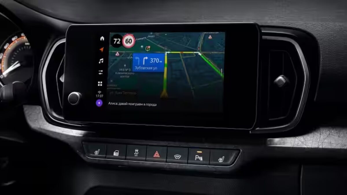 Экран мультимедиа Lada на панели приборов