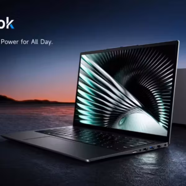 Ноутбук UniBook AI передняя часть дисплей и клавиатура
