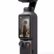 Камера DJI Osmo Pocket 4 на руке с дисплеем