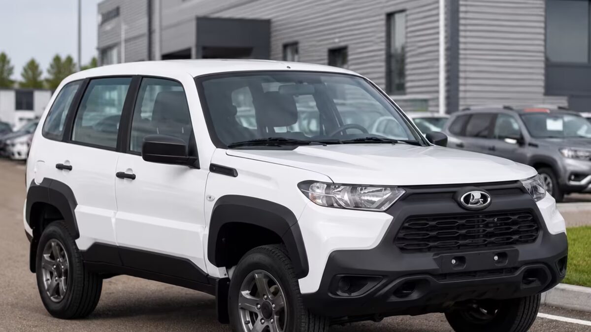 Белый автомобиль Lada Niva Travel передний вид