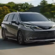 Мінівен Toyota Sienna в движении на улице