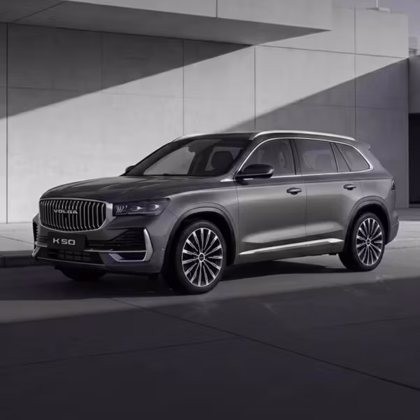 Новый внедорожник VOLGA K50 на городской улице
