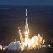 Запуск ракеты Старт-1М из леса с дымом и огнём