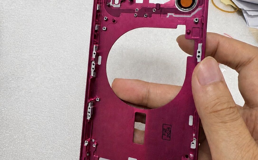 Корпуса iPhone 18 Pro показали в 3 цветах на новых фото