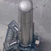 Криогенные испытания ускорителя Super Heavy SpaceX оборудование на площадке