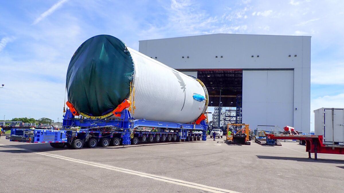 Техническое обслуживание ракеты на площадке Blue Origin