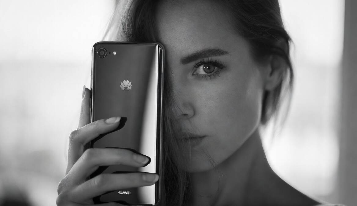 Смартфон, фронтальный экран, задняя камера, логотип Huawei