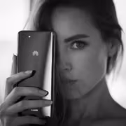 Смартфон, фронтальный экран, задняя камера, логотип Huawei