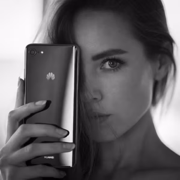 Смартфон, фронтальный экран, задняя камера, логотип Huawei