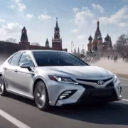 Седан Toyota Camry едет по улице в Москве