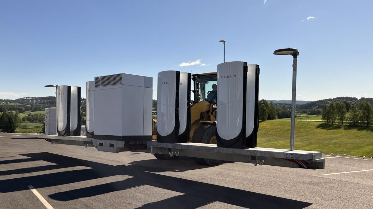 зарядки Tesla Supercharger V4 на парковке