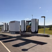 зарядки Tesla Supercharger V4 на парковке