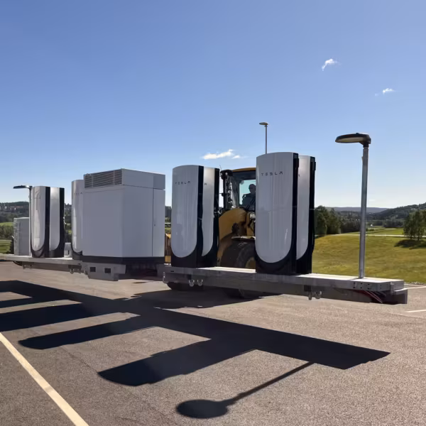 зарядки Tesla Supercharger V4 на парковке