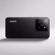Черный смартфон Xiaomi 14 Pro с тремя камерами на задней панели