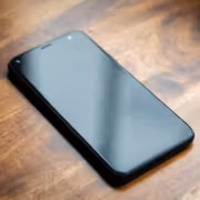 Смартфон Vivo V2545A на деревянном столе