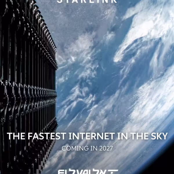 Космический спутник с солнечными панелями Starlink и планета Земля в фоне