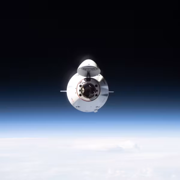 Корабль Cargo Dragon CRS-34 возвращается с МКС