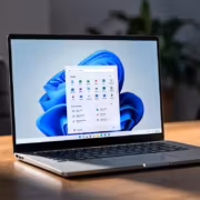 Ноутбук с дисплеем и клавиатурой интерфейс Windows