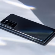 Черный смартфон Huawei Nova 17 с камерой на задней панели