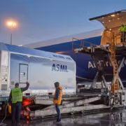 Работники возле грузовика для ASML и криогенного модуля