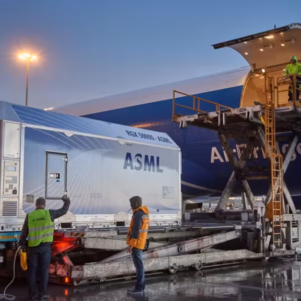 Работники возле грузовика для ASML и криогенного модуля