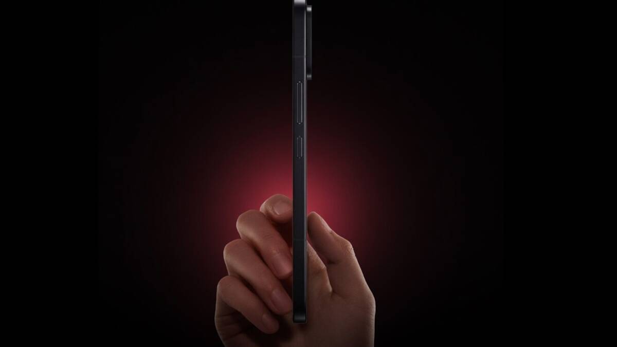 Рука держит черный смартфон Redmi K90 Ultra боковая сторона