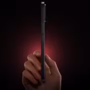 Рука держит черный смартфон Redmi K90 Ultra боковая сторона