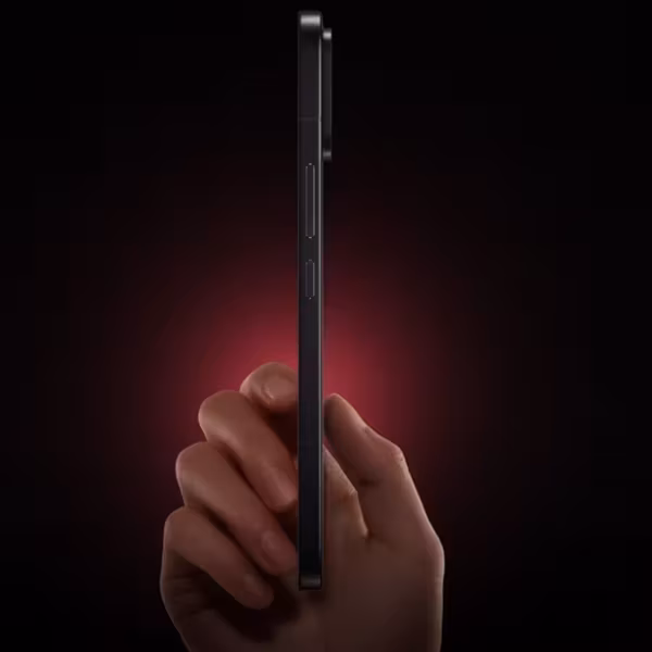 Рука держит черный смартфон Redmi K90 Ultra боковая сторона