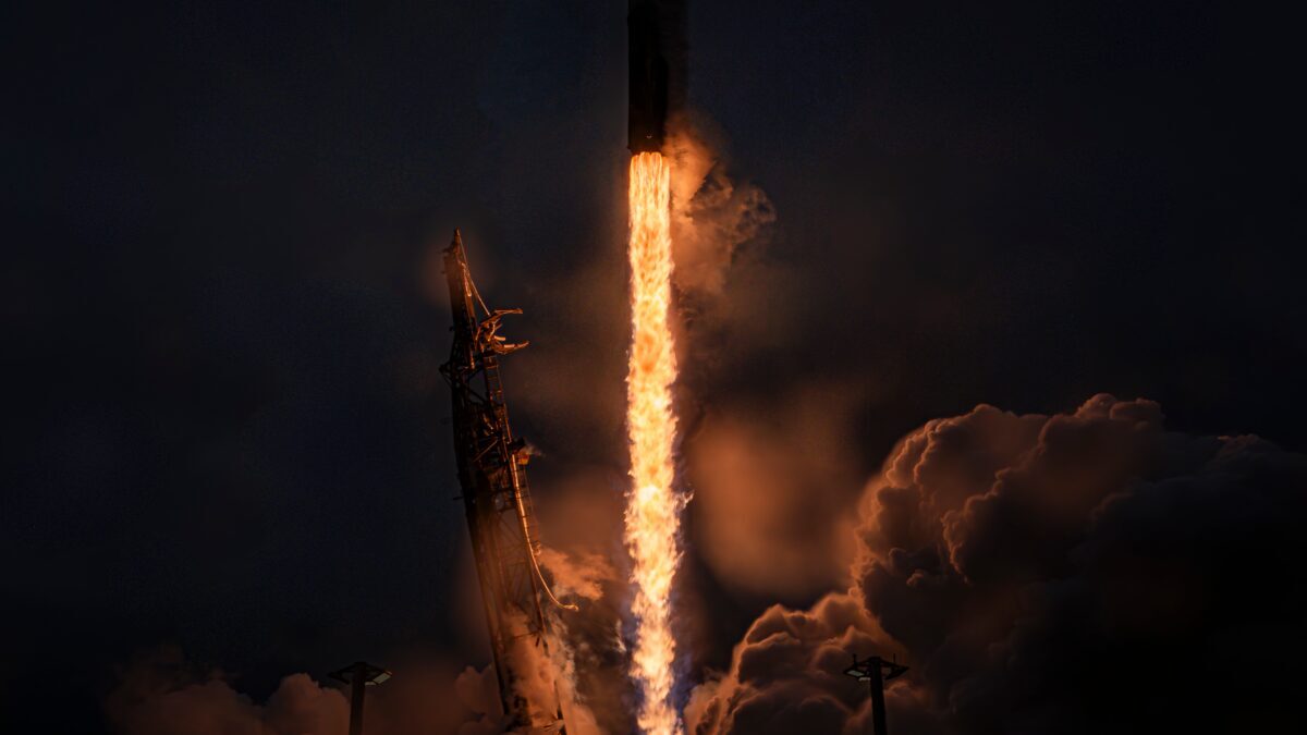 Пуск ракеты Falcon 9 SpaceX ночью с пламенем и дымом