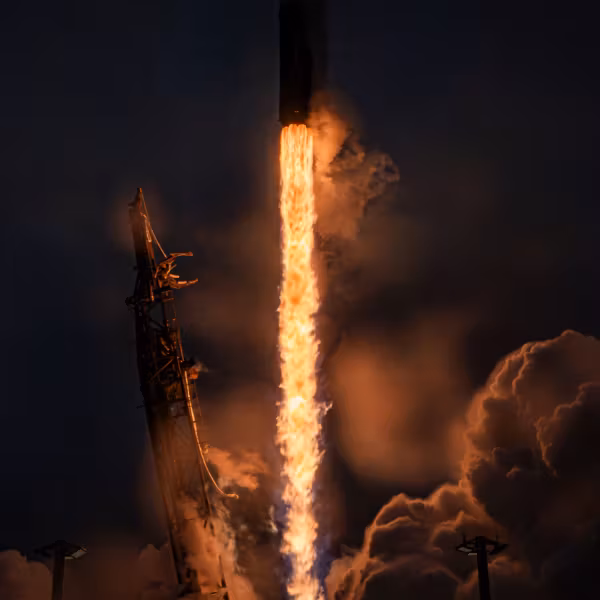 Пуск ракеты Falcon 9 SpaceX ночью с пламенем и дымом