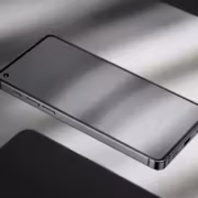 смартфон с чёрным экраном и рамками Samsung Galaxy S23 Ultra
