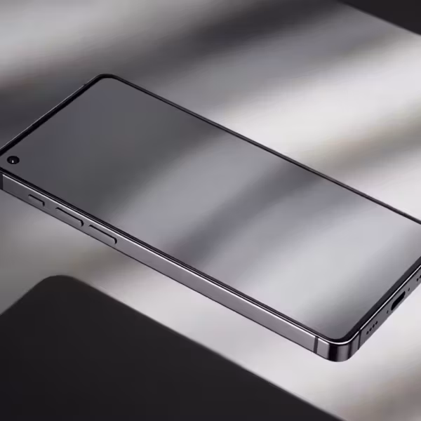 смартфон с чёрным экраном и рамками Samsung Galaxy S23 Ultra