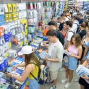 люди в магазине с USB накопителями и CD-дисками