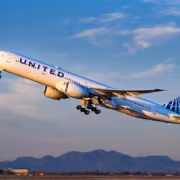 Самолет Boeing 777-200 с логотипом United Airlines в полёте