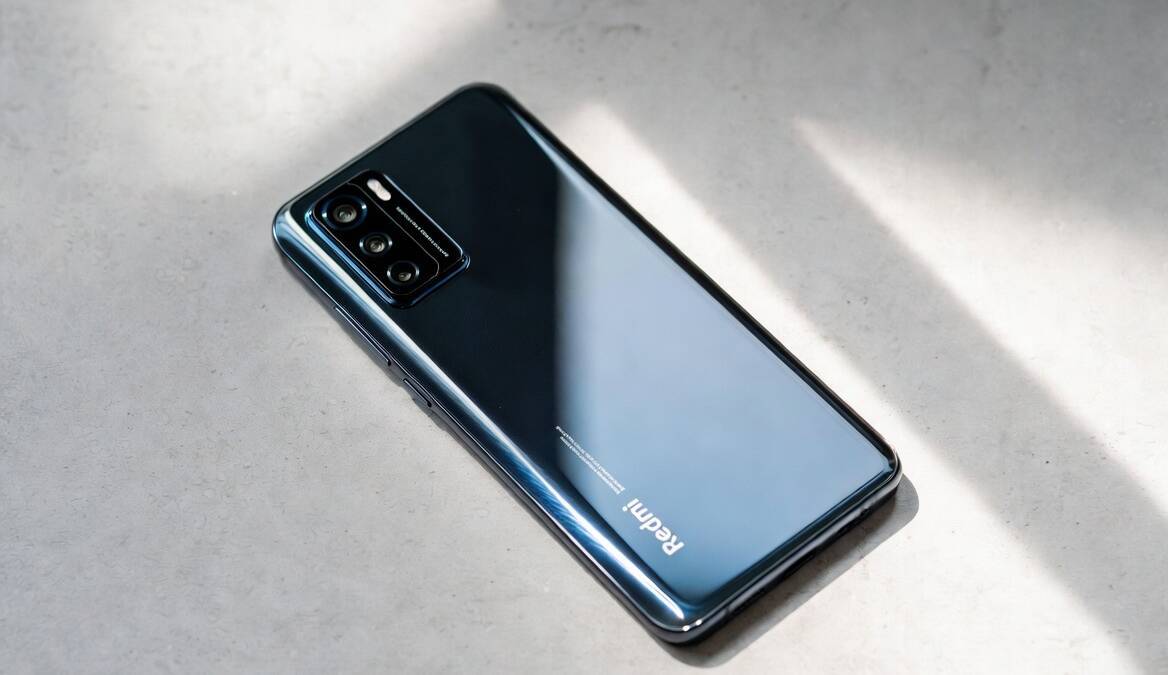 Задняя сторона смартфона Redmi Note 17 с тремя камерами