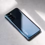 Задняя сторона смартфона Redmi Note 17 с тремя камерами