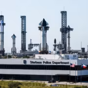 Здания и ракеты на территории базы Starbase полиция Техас