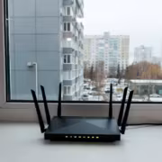 Роутер с четырьмя антеннами на окне Wi-Fi 2.4 ГГц