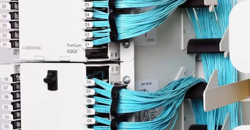 Amazon заключила сделку с Corning на оптоволокно для ЦОД 2 Оптоволоконный кабель Corning в серверном шкафу