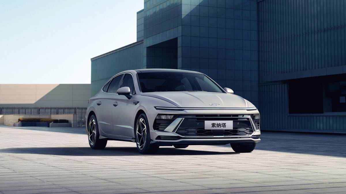 Седан Hyundai Sonata 2026 во дворце современное здание