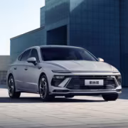Седан Hyundai Sonata 2026 во дворце современное здание