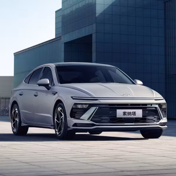 Седан Hyundai Sonata 2026 во дворце современное здание